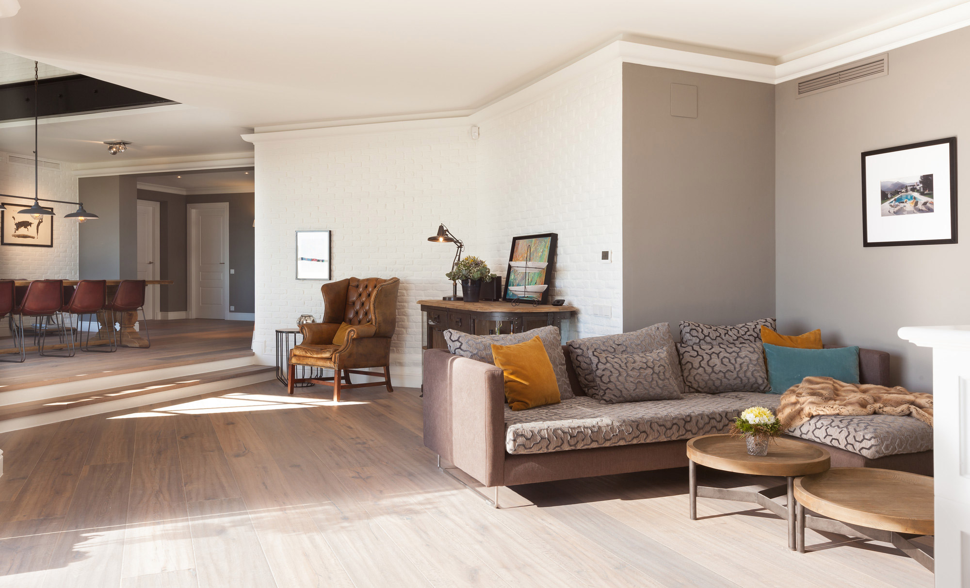 Modernes Wohn-/Esszimmer mit Stuck-Deckenleisten