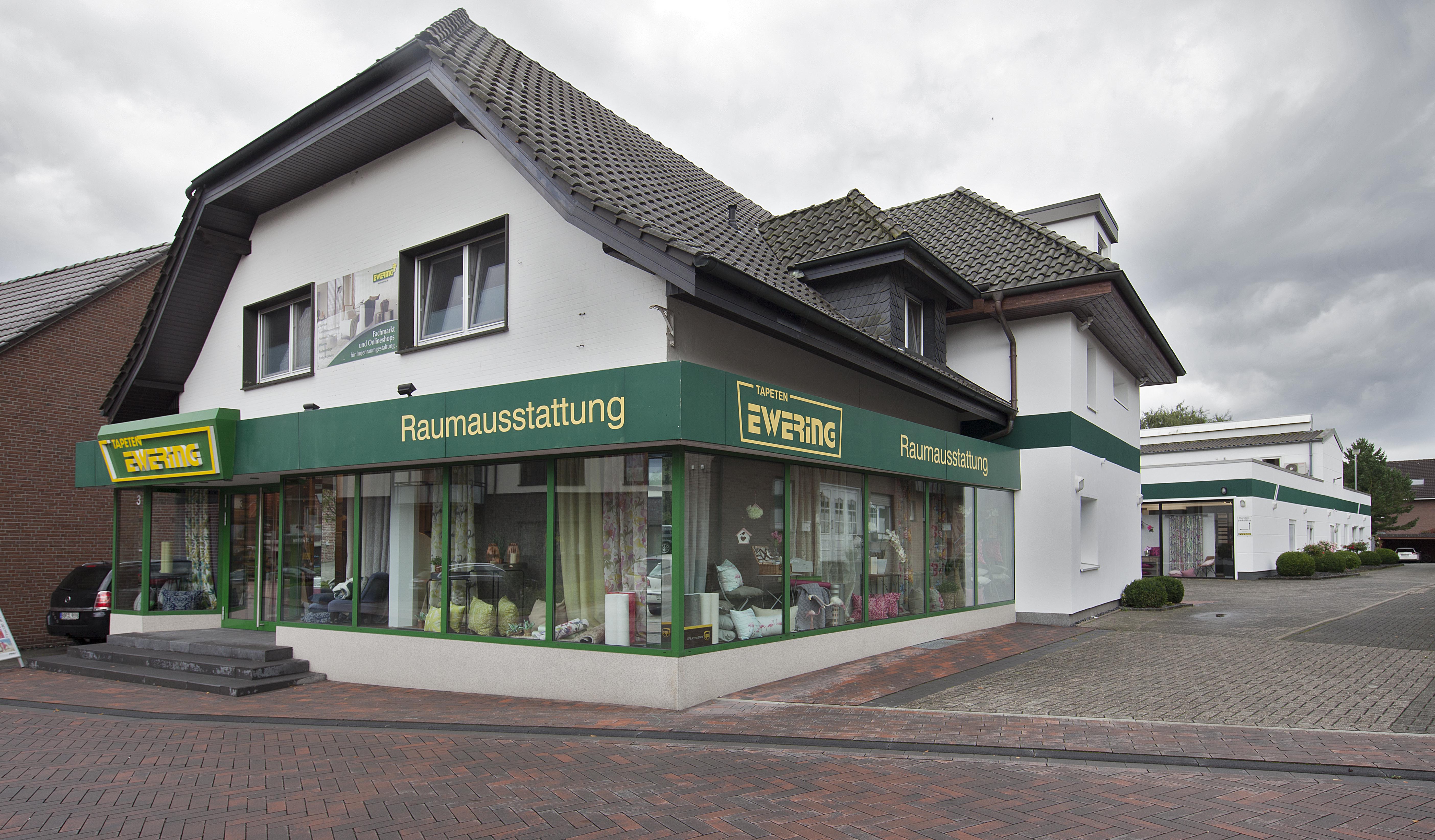 Das Firmengebäude der Firma Ewering mit Sicht auf den Haupteingang zum Fachmarkt.