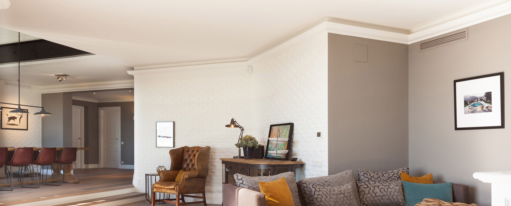 Modernes Wohn-/Esszimmer mit Stuck-Deckenleisten
