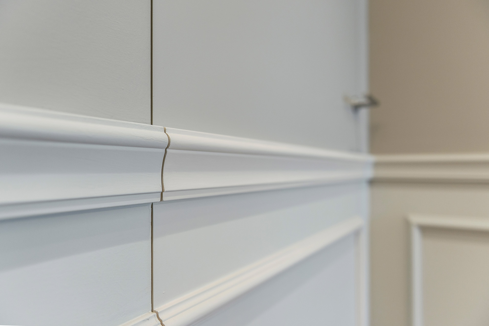 Wandleisten im Landhausstil als schöner Wandakzent im Wohnzimmer.